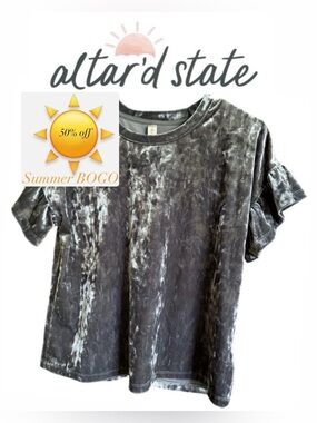 ☀️🌺Like New! Altar’d State Crushed Velvet Short Sleeve Blouse in Charcoal-Small